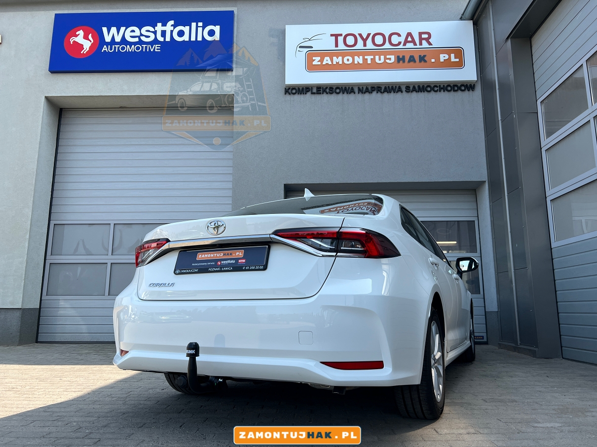 680100 na zdjeciu hak brink zamontowany w samochodzie toyota corolla e21 sedan